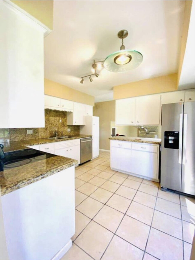 Kitchen - 5589 Oakmont Dr