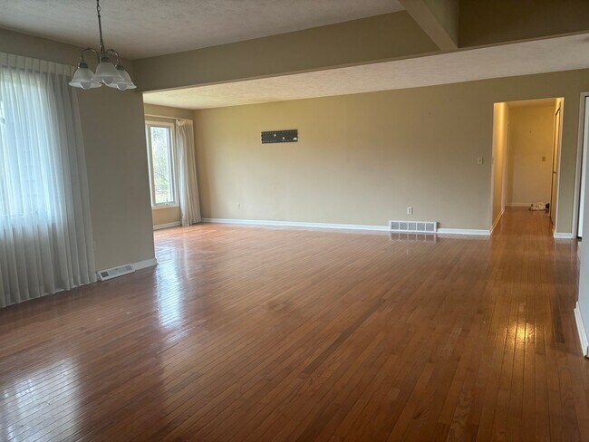 Foto del edificio - Spacious 3 Bedroom