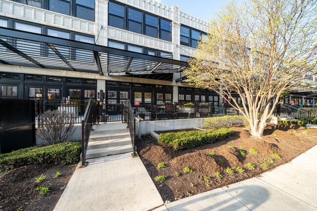 Building Photo - 1150 W 15th St