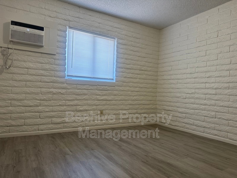 Building Photo - 432 E Kimball Ave