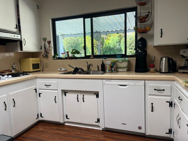 Foto del edificio - Charming Home by Bishops Peak Trailhead -AVAILABLE April