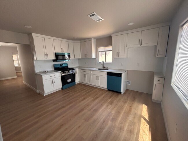 Building Photo - Spacious and remodeled country home close to town.