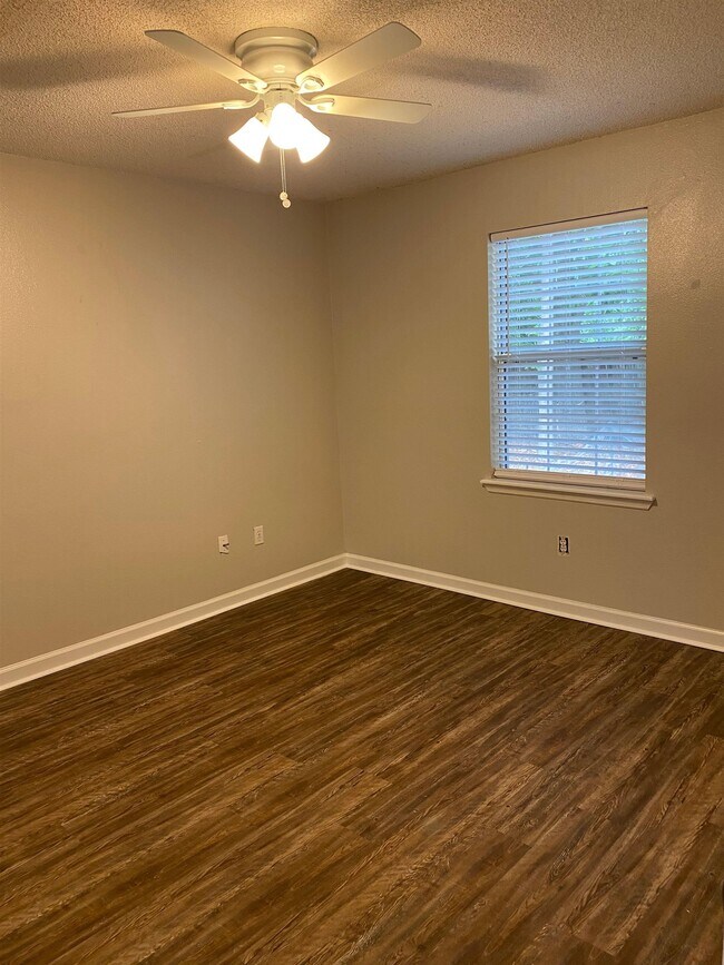 Foto del edificio - 2341 Garland Ct
