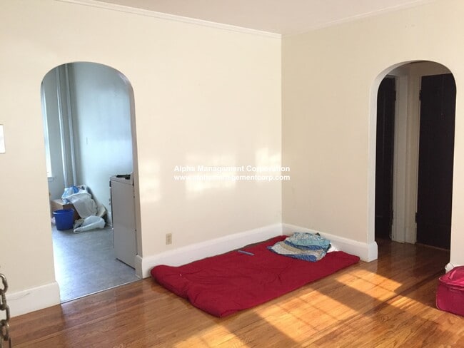 Building Photo - 349 Pleasant St