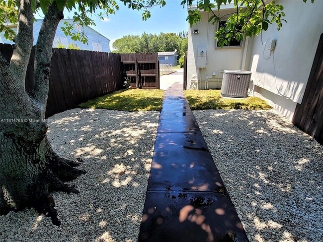 Foto del edificio - 1720 NW 180th Terrace