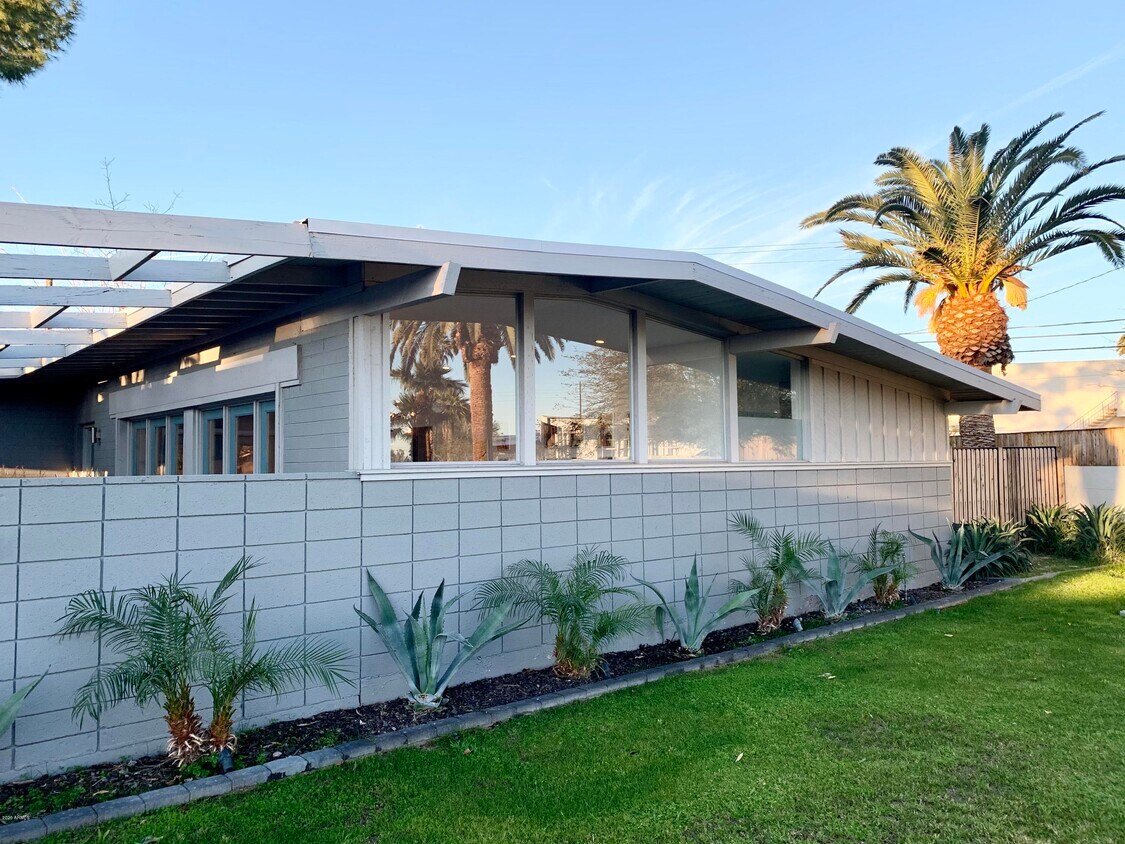 Foto principal - 2218 N 72nd Pl