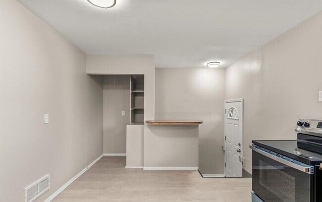 Foto del edificio - Freshly refreshed and move-in ready!