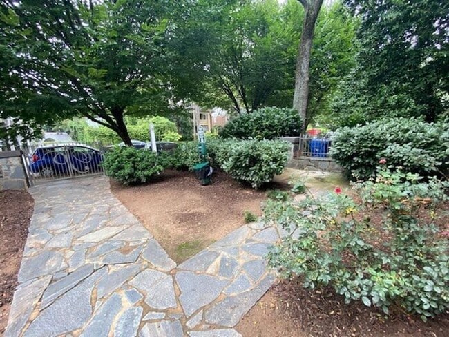 Building Photo - One Bedroom Apartment in the Heart of Midtown!