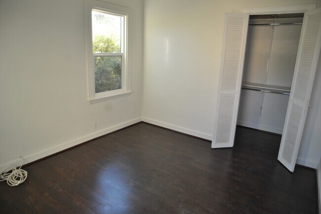 Building Photo - 1266 N Poinsettia Pl