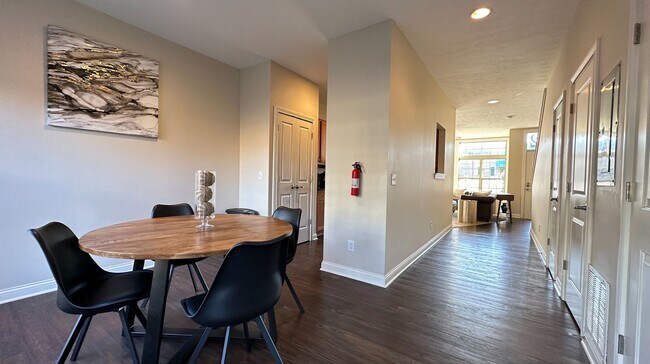 Building Photo - Amazing Location - Downtown Modern Living: 4 Bed 4 Bath!