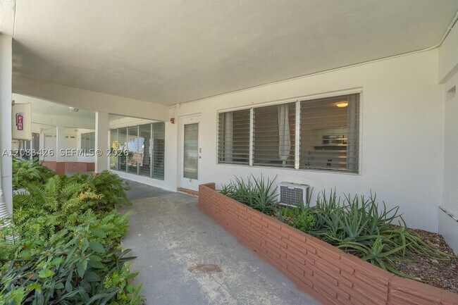 Building Photo - 1450 NE 170th St