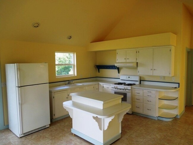 Building Photo - 1 Bedroom Apartment in the Country