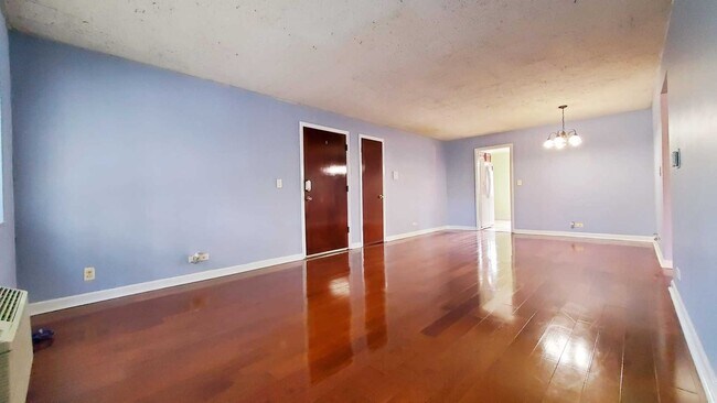 Building Photo - 5555 W Sunnyside Ave