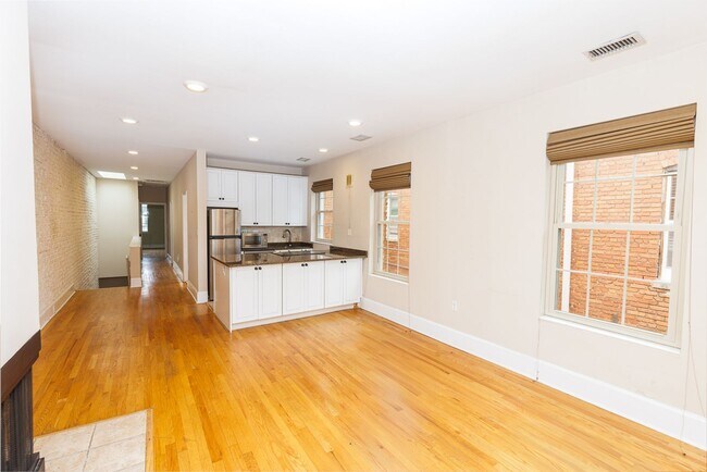 Foto del edificio - Large Sunny Dupont Two-Bed Condo Rental with Parking!