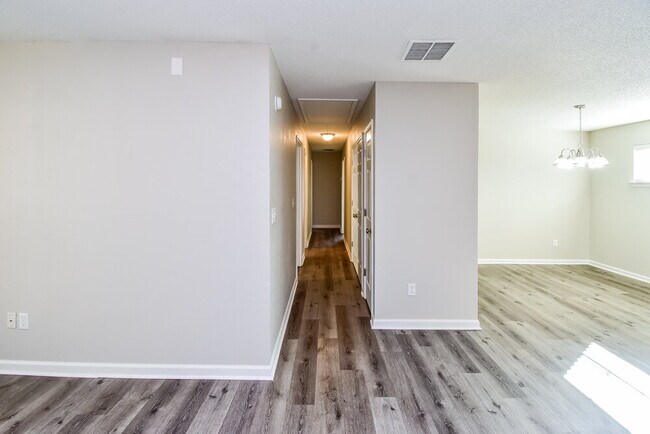 Foto del edificio - 7296 Green Ash Dr