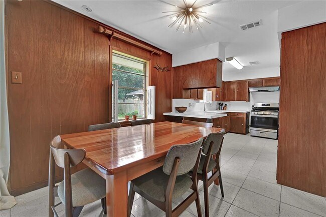 Building Photo - 7888 Pecan Villas Dr