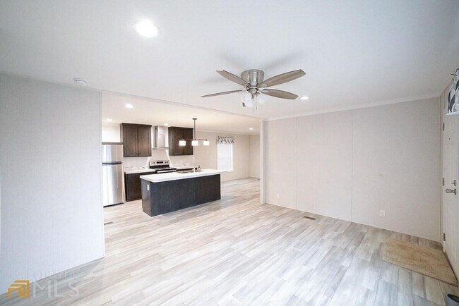 Foto del edificio - Spacious 4-Bedroom Home with Lawn Maintena...