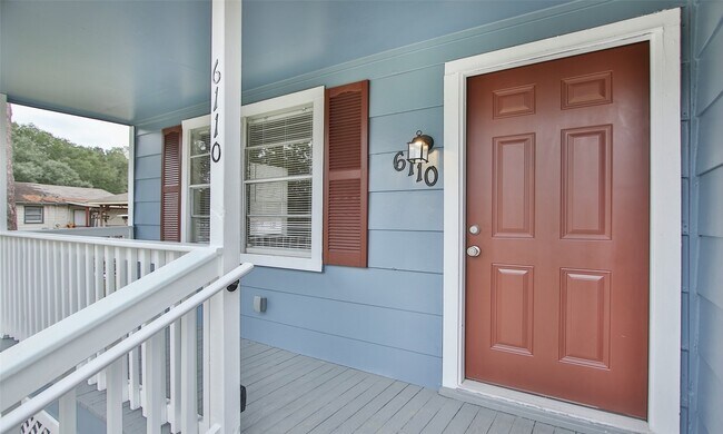 Foto del edificio - 6110 Glen Lee Dr