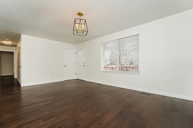 Foto del edificio - 2891 S Mobile St