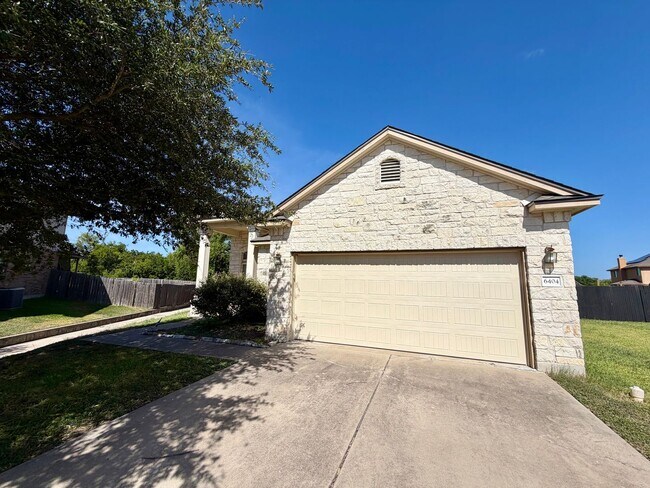 Foto del edificio - 4 Bedroom in Midway ISD on an oversized lot!