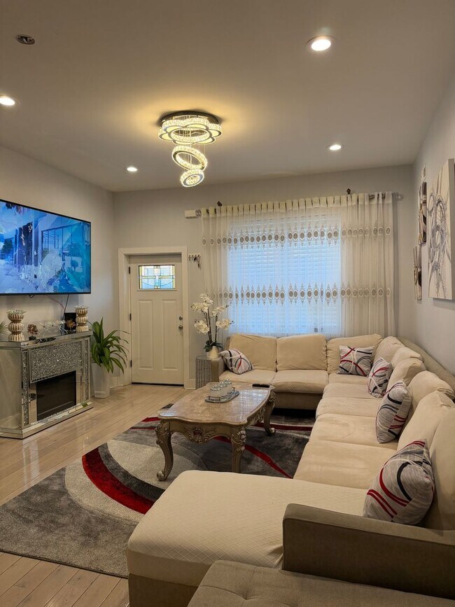 Building Photo - Move-In Ready 4BR Home in the Heart of Port Richmond!