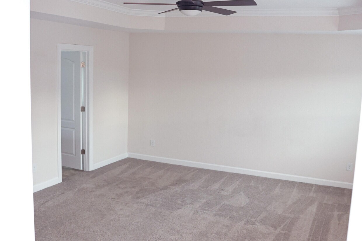 Building Photo - 23 E Berkley Dr