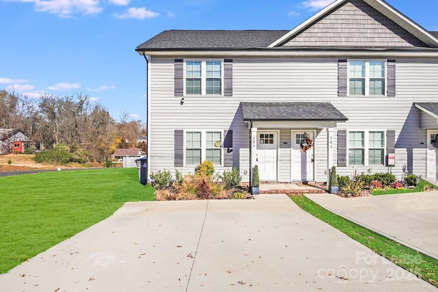 Foto principal - 604 W 8th St