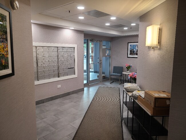 Foto del edificio - 6401 W Berteau Ave