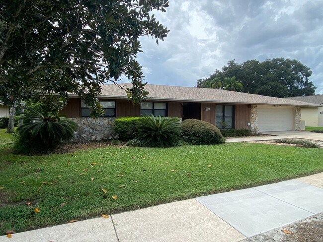 Building Photo - 3 Bedroom, 2 Bath Single Family Pool Home ...