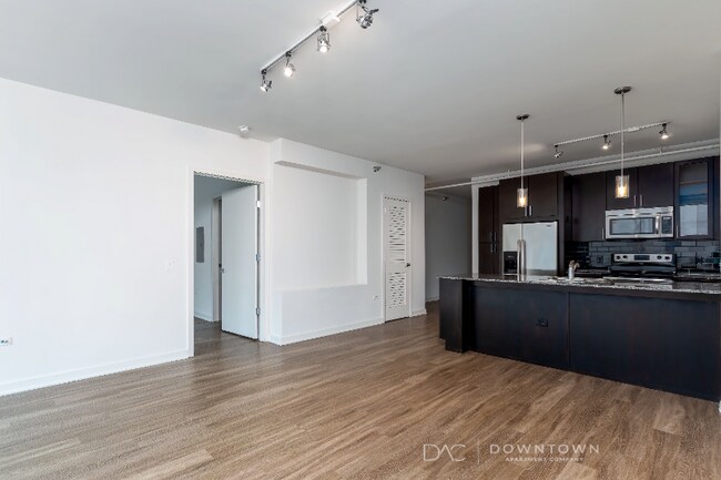 Foto del edificio - 300 W Grand Ave