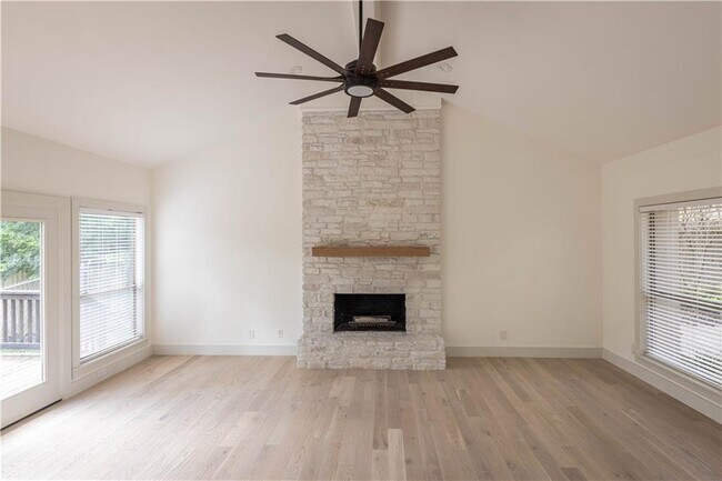 Foto del edificio - 3313 Lookout Ln