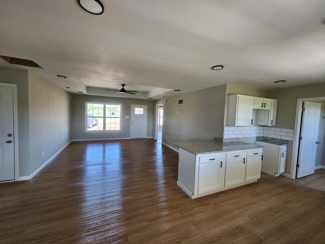 Building Photo - 1122 Three Corners Dr