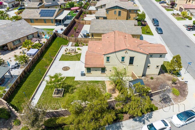 Building Photo - Stunning  Two-Story 4 Bed/3 Bath Home in B...