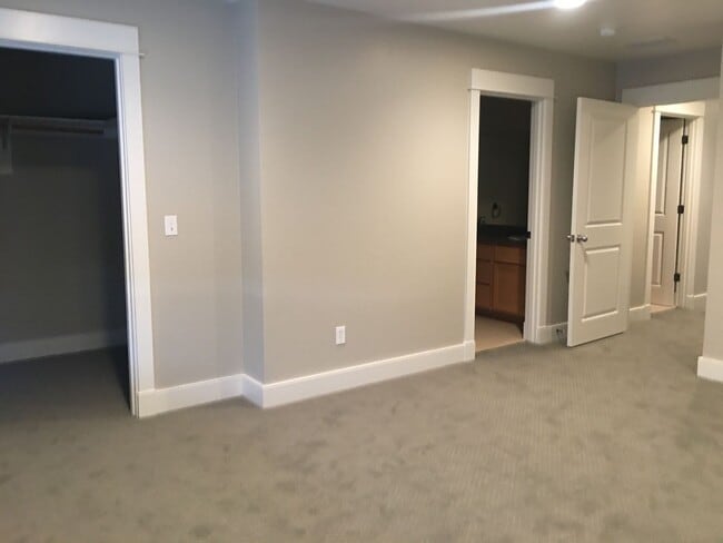 Building Photo - 374 Kimball Ave