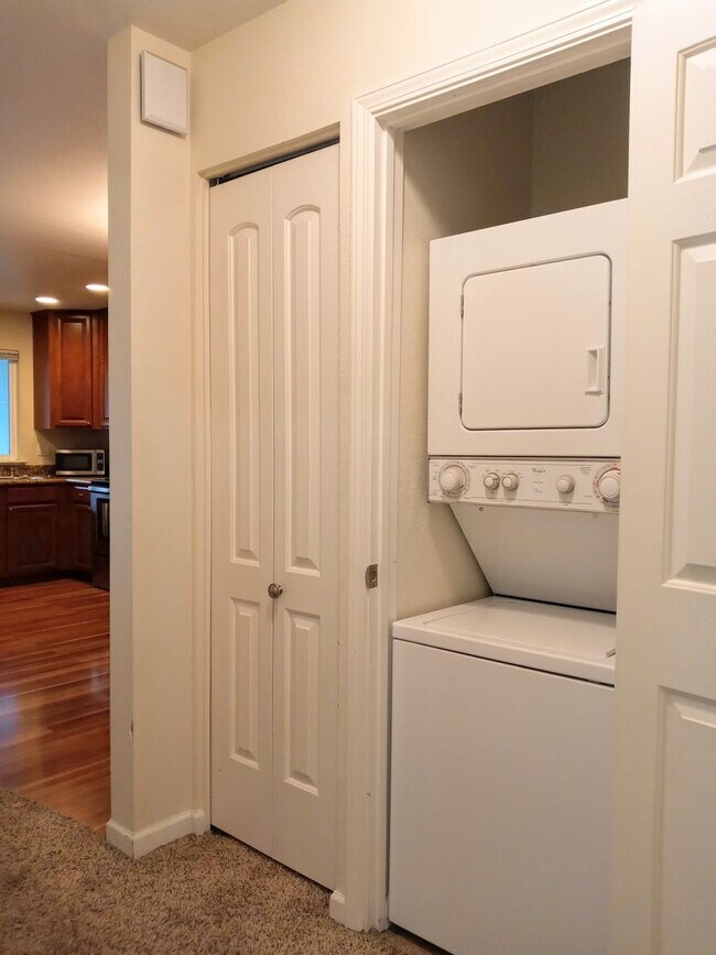 Foto del edificio - Great Second Floor 2bd Condo With Pool in Gated Complex