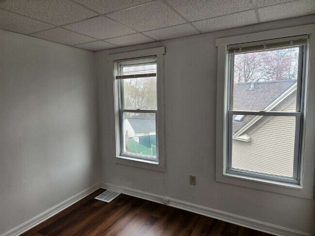 Building Photo - Spacious 5-Bedroom Apartment in Nashua, NH - Don't Miss Out!