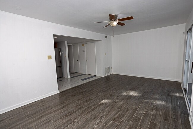 Building Photo - 3355 Lakecrest Rd
