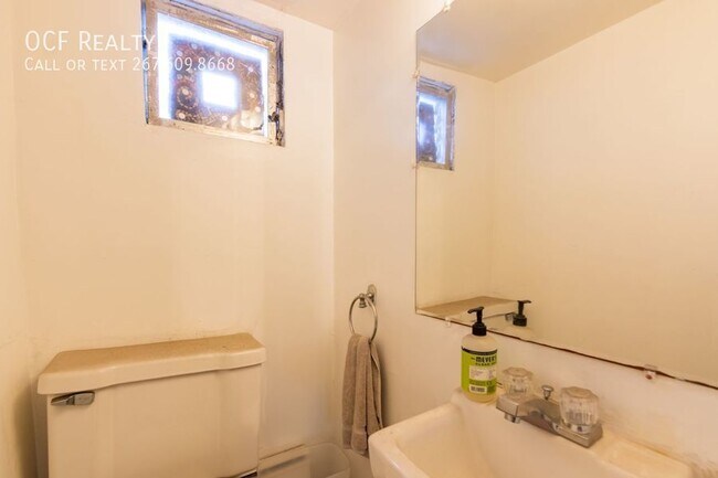 Building Photo - Charming 3 Bed Townhome w/ Back Yard Patio