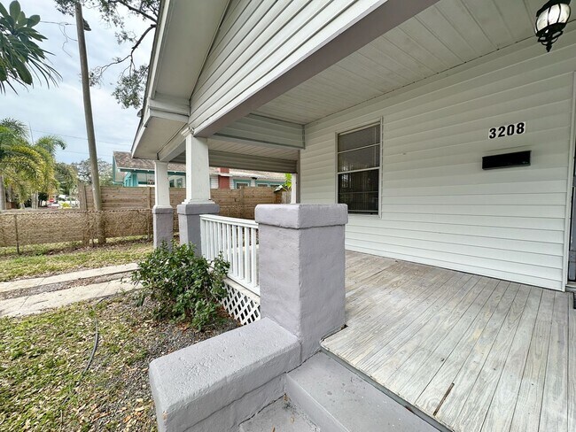 Building Photo - Cozy 3 bedroom / 1 bath home in Tampa Heig...