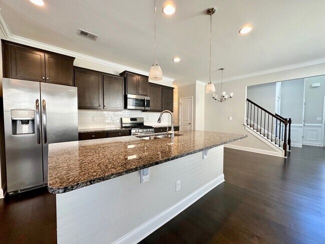 Building Photo - Beautiful 4 bedroom, 3 bath townhome end u...