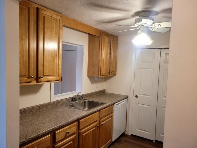 Building Photo - 65 Greentree Ln