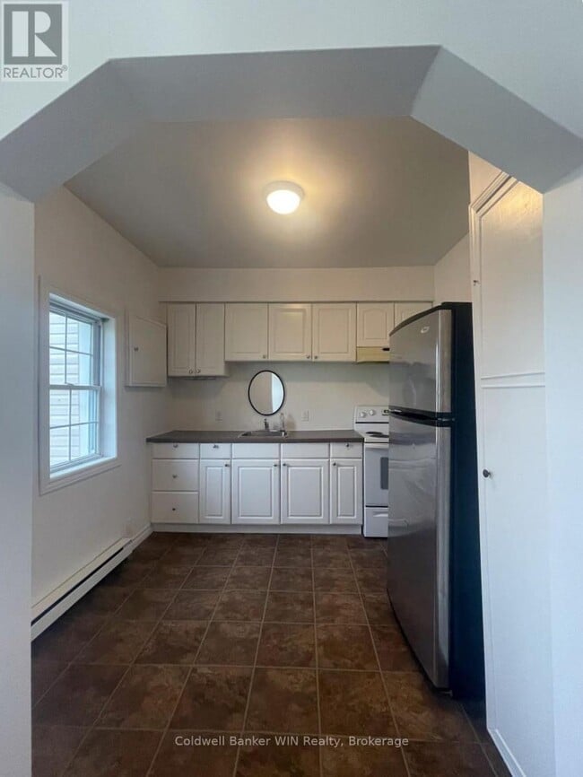 Building Photo - 16 Queen St N