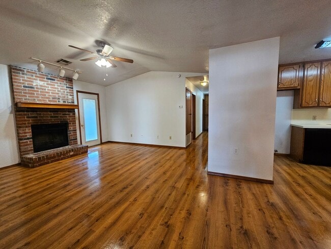Building Photo - (3) Bed/(2) Bath in West Norman Available NOW! Sm Dog Negotiable.