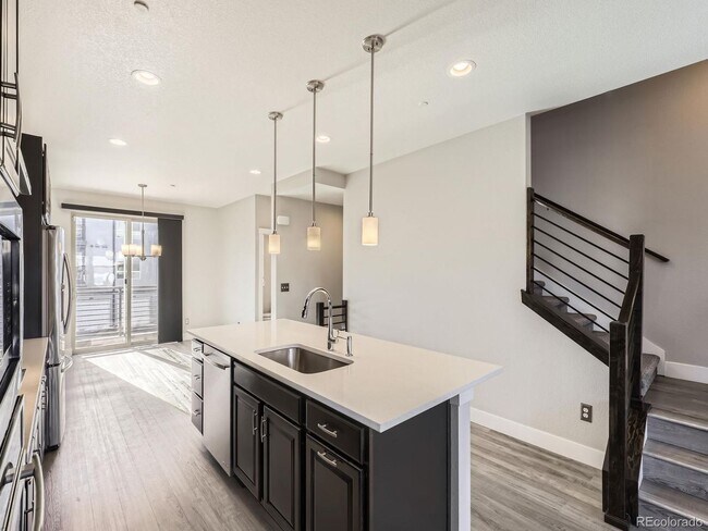 Foto del edificio - 2 bedroom townhome in Northfield Central Park Denver.