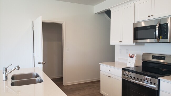 Armario de almacenamiento debajo de las escaleras - 208 Overton Dr