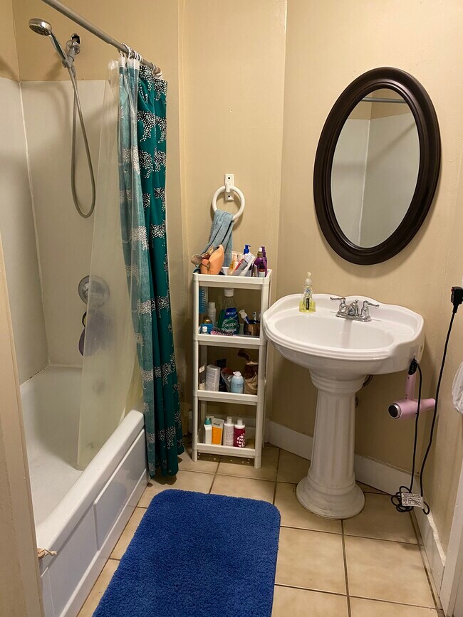 Foto del edificio - 1367 Burdette Ave