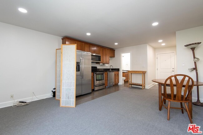 Building Photo - 10982 Roebling Ave
