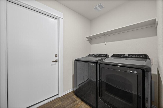 Foto del edificio - 11801 Rush Ln
