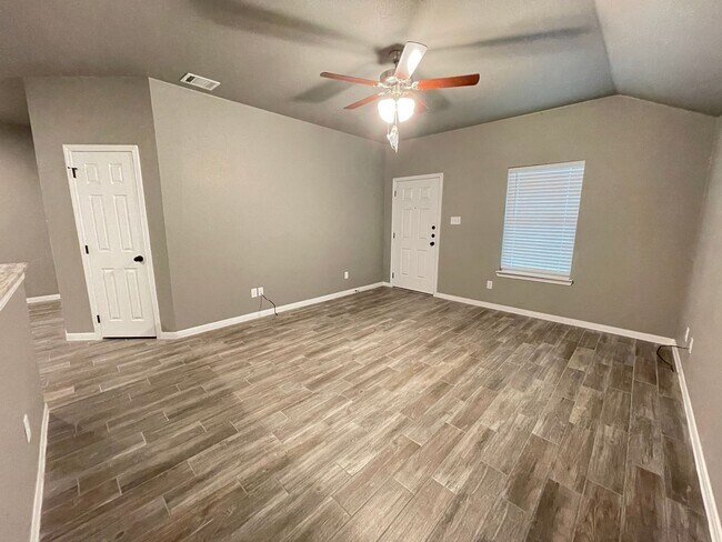 Building Photo - 208 W Beeline Lane