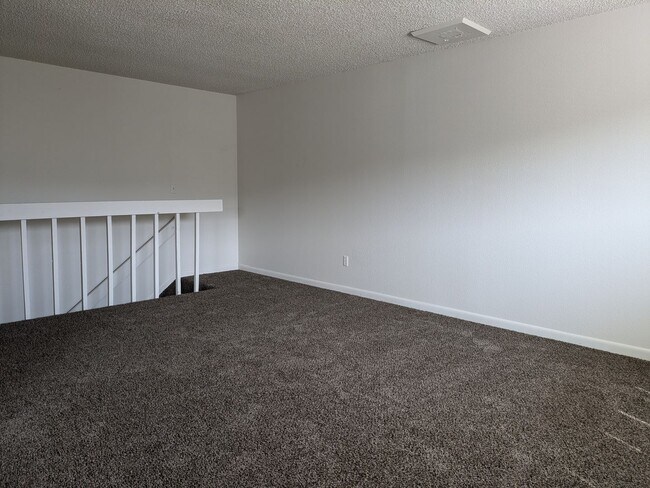 Building Photo - Darling Duplex!